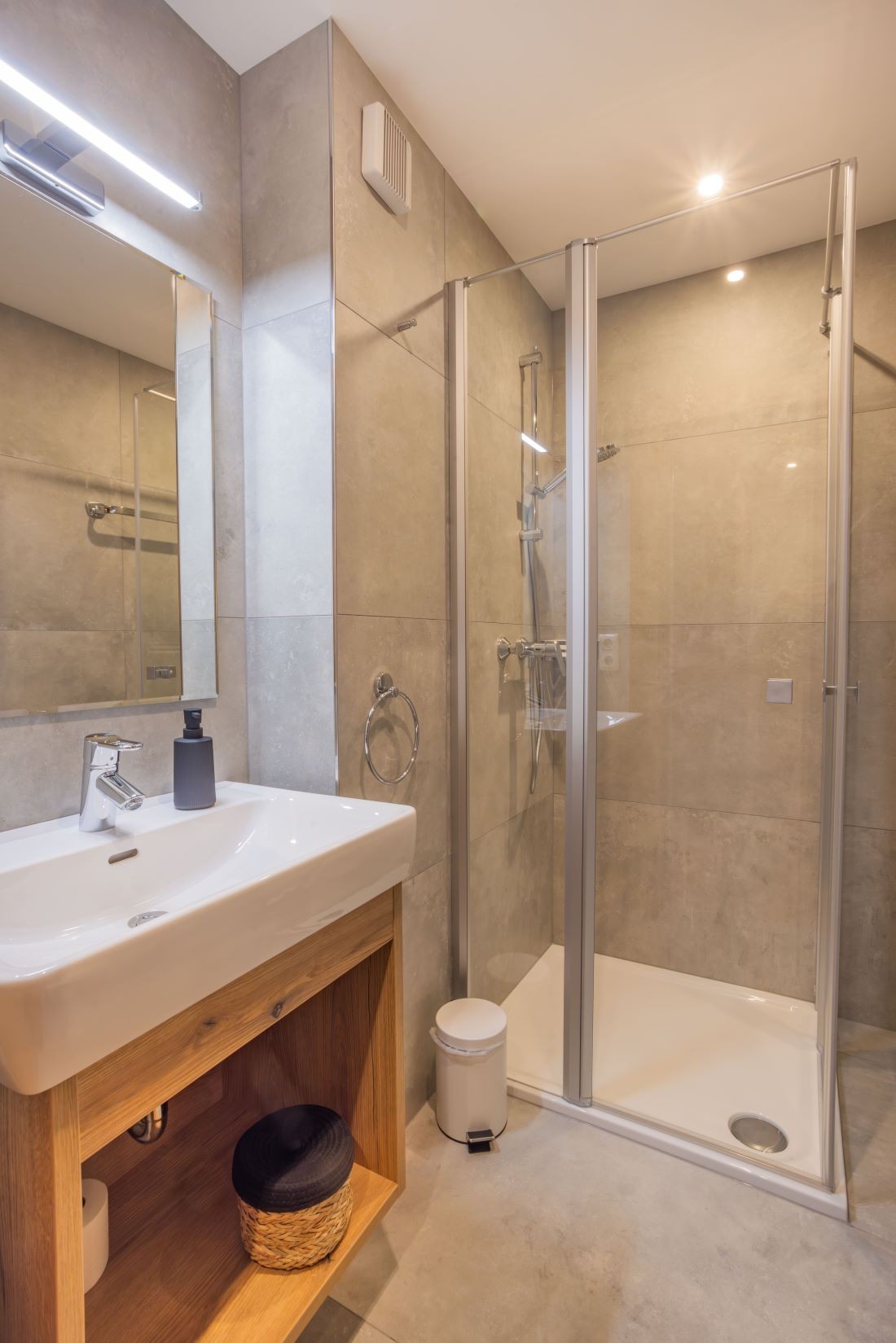 Badezimmer mit Dusche und WC