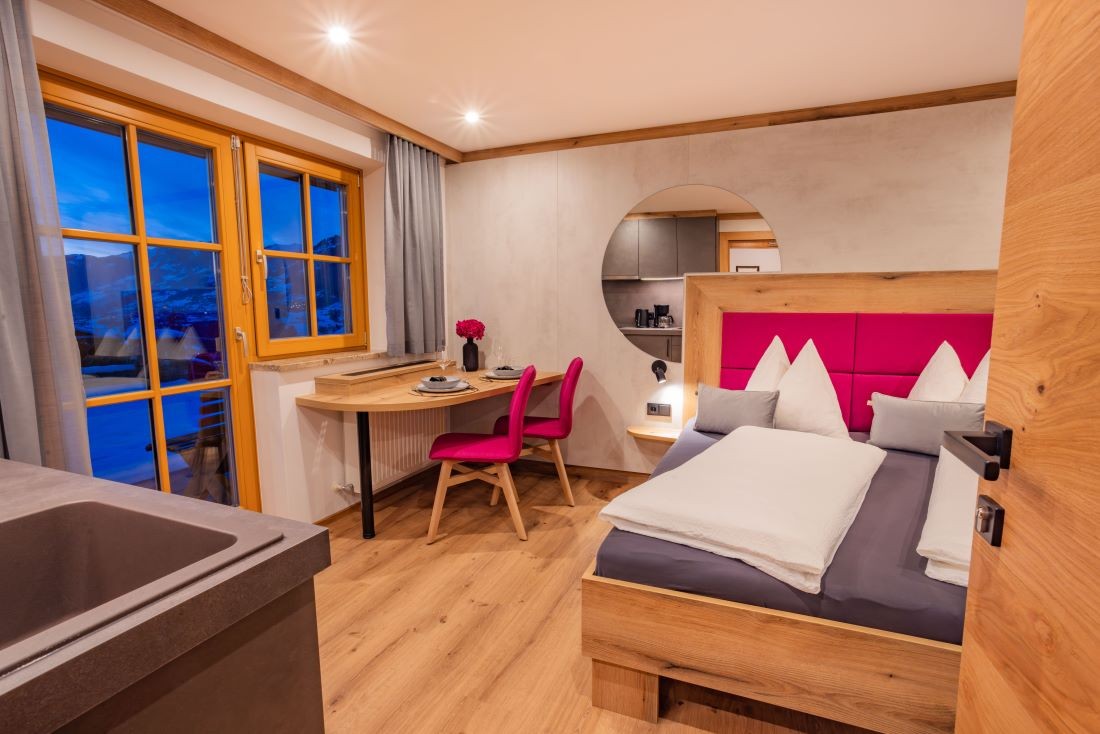 Wohnschlafraum mit Doppelbett