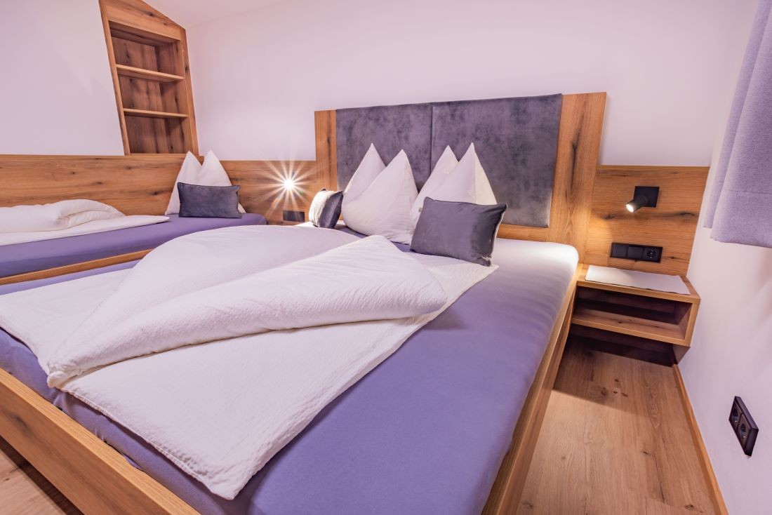 Schlafzimmer mit Doppelbett und Einzelbett