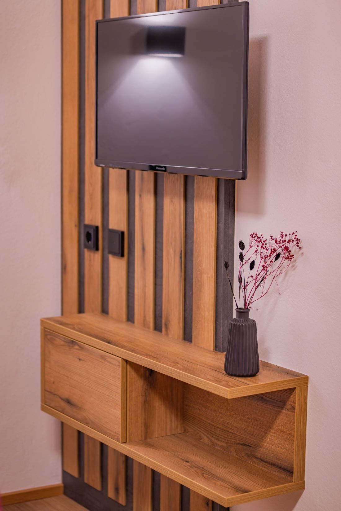 Wohnzimmer mit Flat-TV und Esstisch