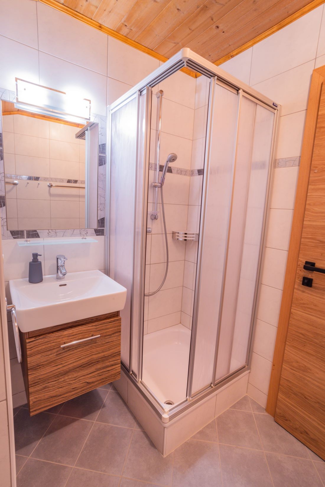 Badezimmer mit Dusche und WC