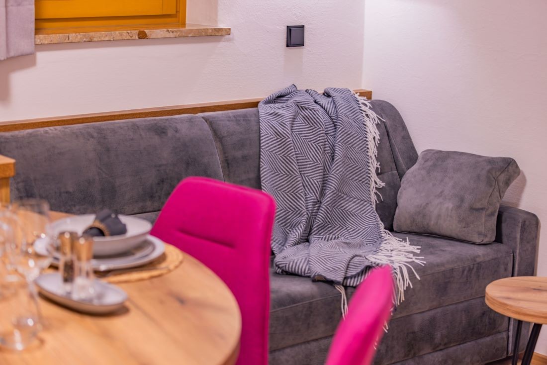 Wohnzimmer mit Flat-TV und Esstisch