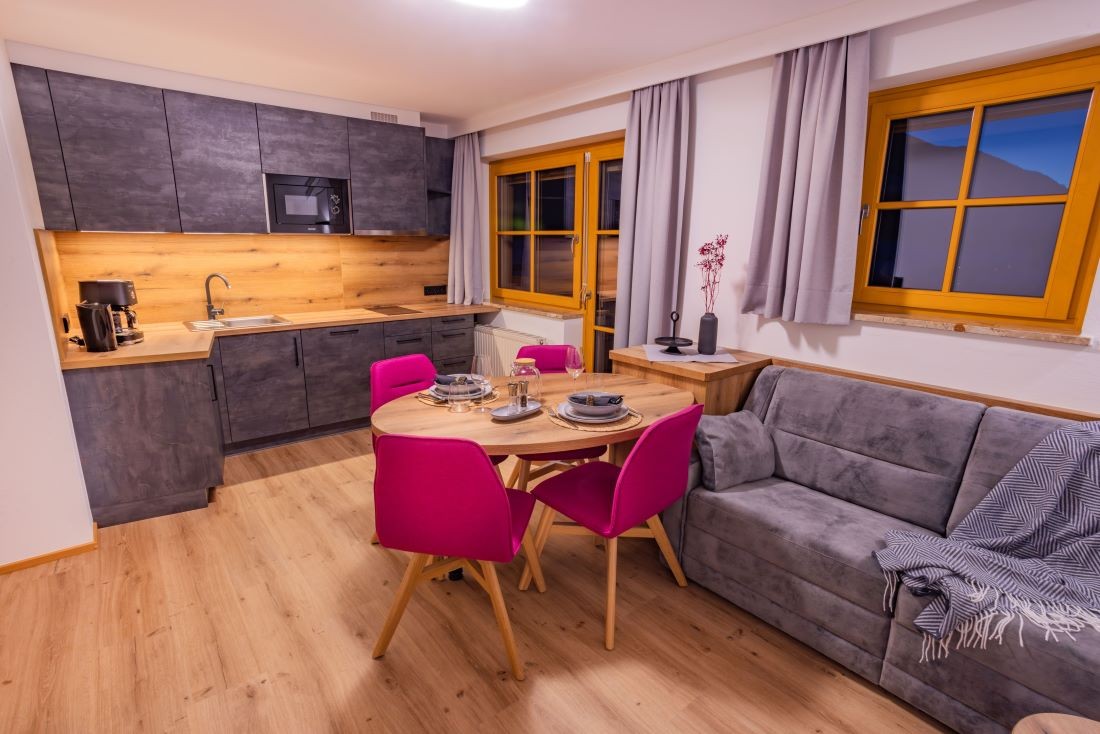 Wohnzimmer mit Flat-TV und Esstisch