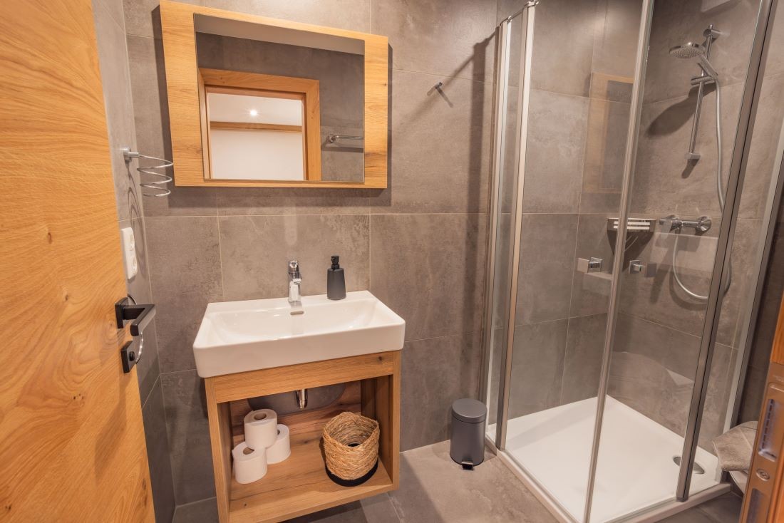 Badezimmer mit Dusche und WC