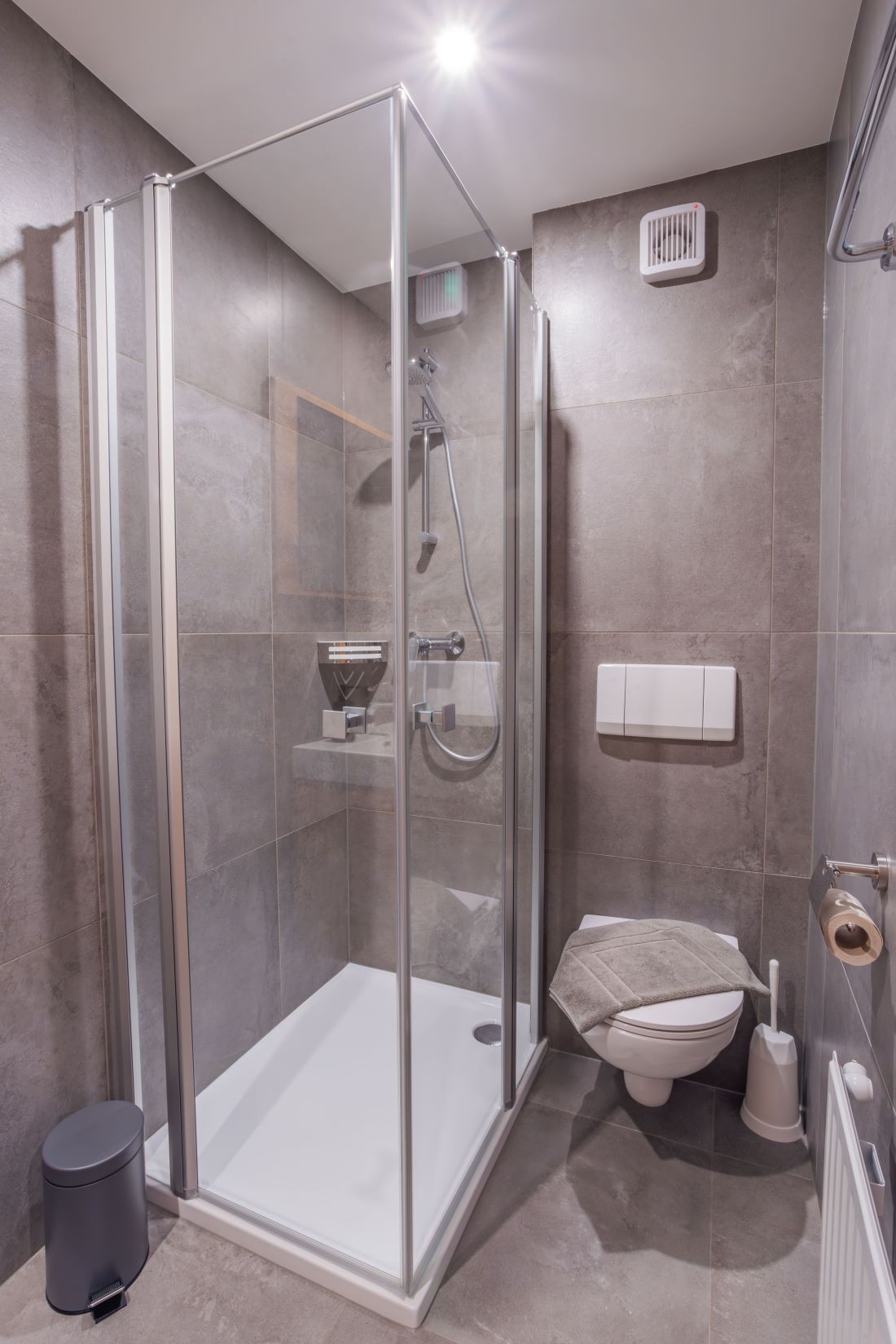 Badezimmer mit Dusche und WC