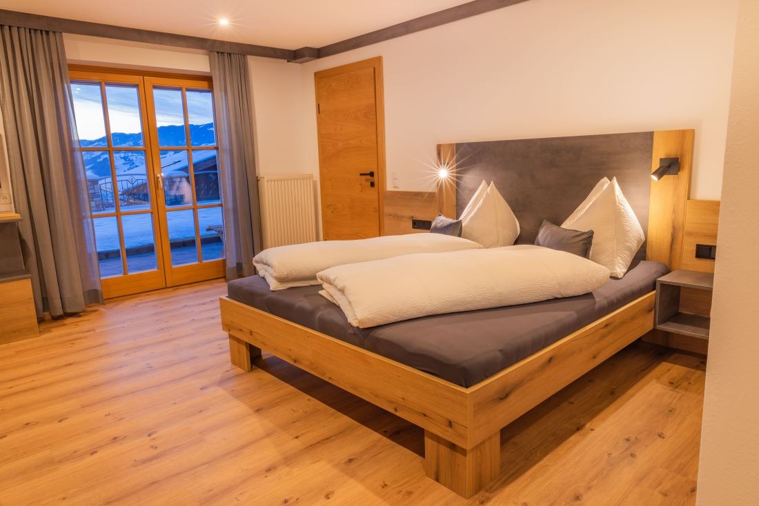Schlafzimmer mit Doppelbett und 2 Einzelbetten
