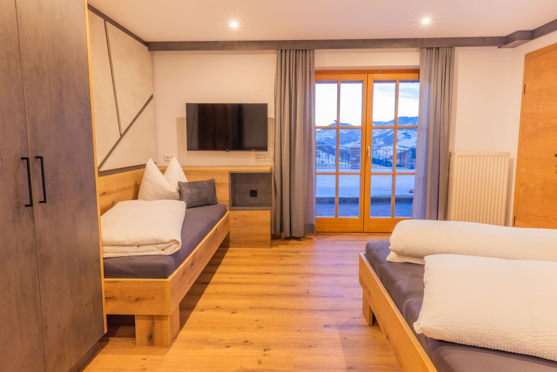 Schlafzimmer mit Doppelbett und 2 Einzelbetten