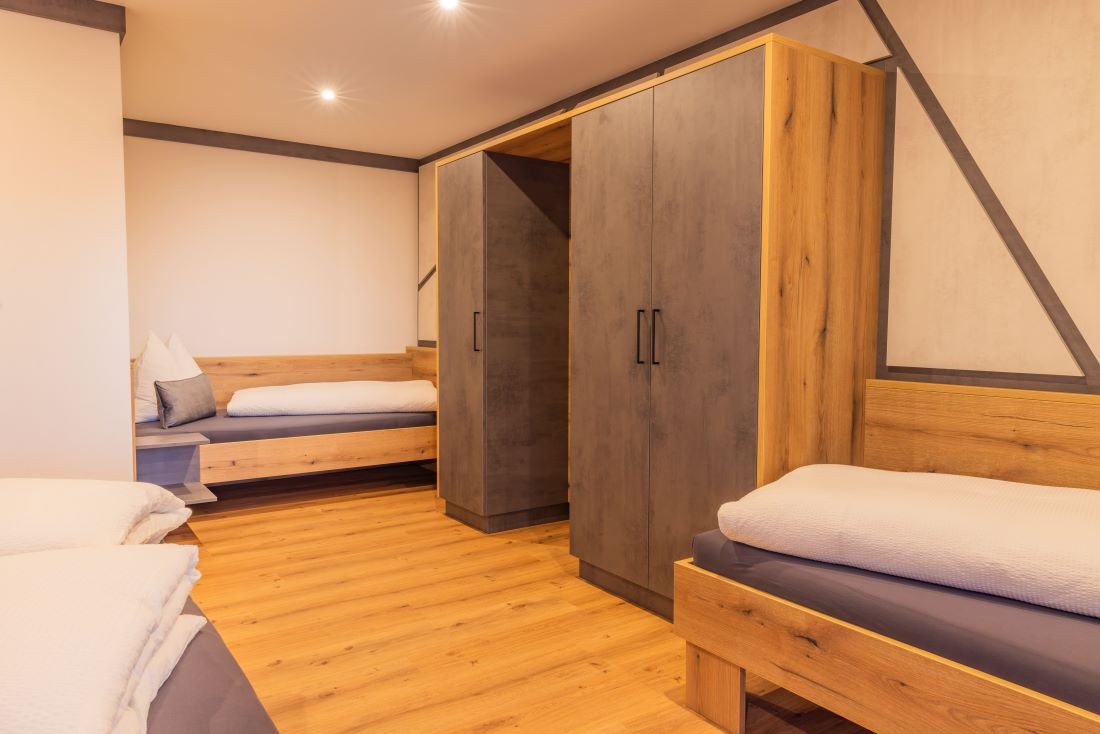 Schlafzimmer mit Doppelbett und 2 Einzelbetten