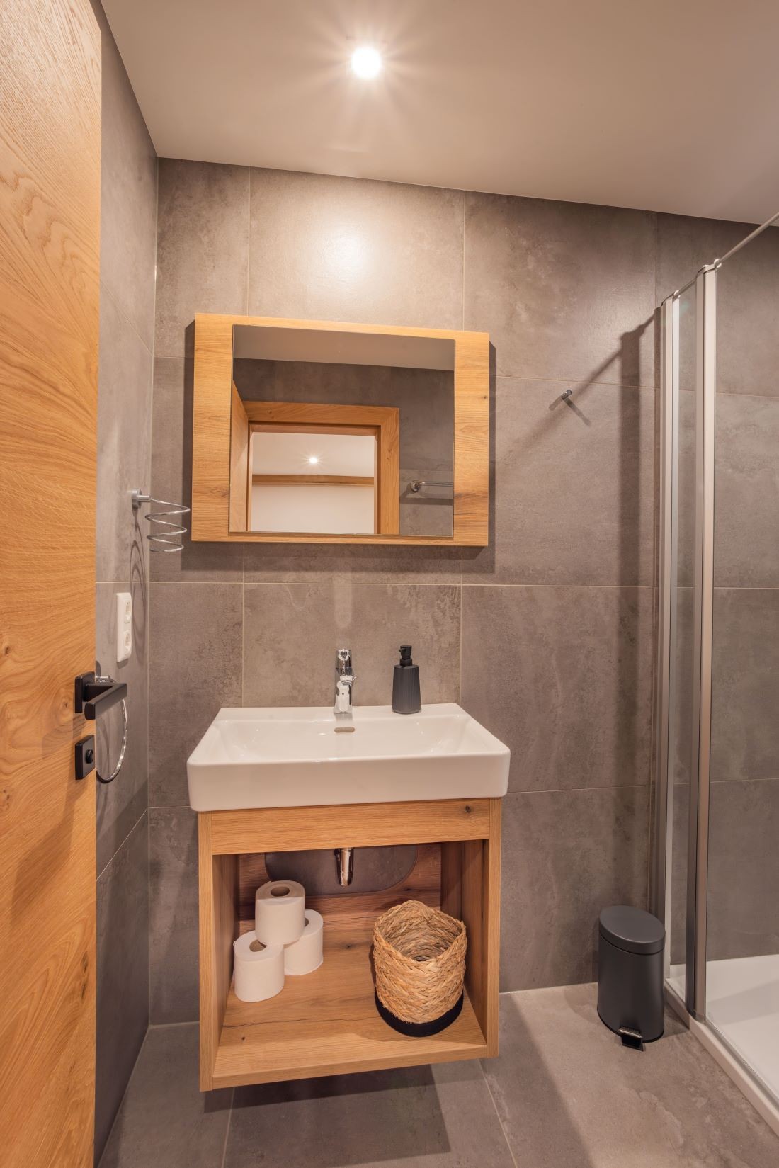 Badezimmer mit Dusche und WC
